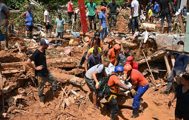 Sobe para 54 o número de mortes após chuvas no litoral norte de SP