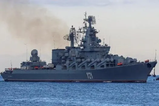 Ucrânia diz ter atingido navio de guerra russo; Moscou alega que foi incêndio