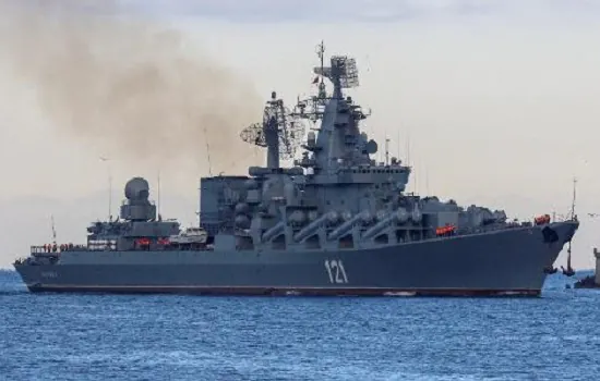 Ucrânia diz ter atingido navio de guerra russo; Moscou alega que foi incêndio