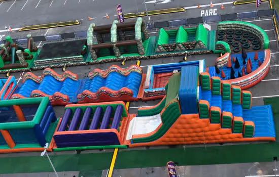 São Bernardo Plaza recebe circuito radical de brinquedos infláveis