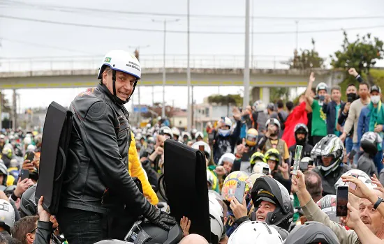 Bolsonaro participa de novo passeio de moto em Brasília e provoca aglomeração