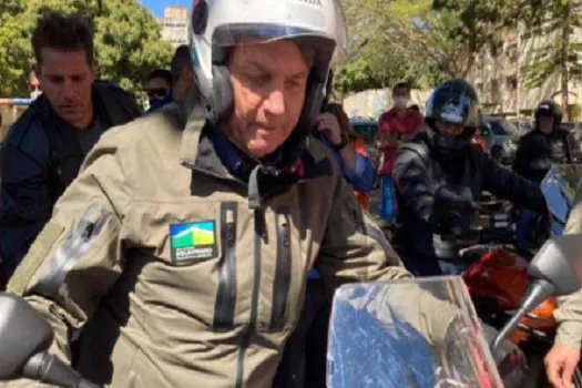 Sem máscara, Bolsonaro passeia de moto por Brasília com Braga Netto