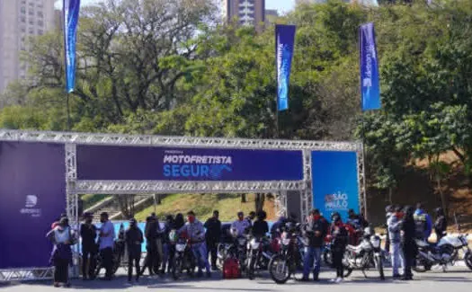 Jornada de mais de cinco dias de trabalho na semana expõe motofretistas a acidentes