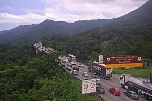 Paulistano enfrenta congestionamento na volta do litoral a SP