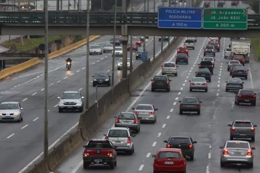 Motoristas enfrentam lentidão em nove estradas de SP na volta do feriado