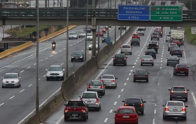 Motoristas enfrentam lentidão em nove estradas de SP na volta do feriado