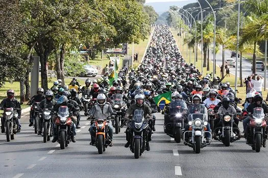 Bolsonaro faz passeio de moto em homenagem ao Dia das Mães