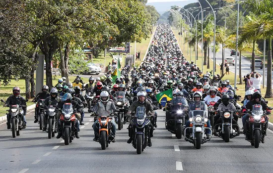 Bolsonaro faz passeio de moto em homenagem ao Dia das Mães