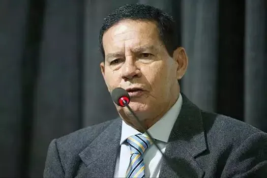 Mourão amplia distância de Bolsonaro ao elogiar Zelensky e acenar para Boric