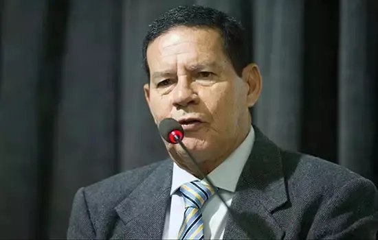 Mourão amplia distância de Bolsonaro ao elogiar Zelensky e acenar para Boric