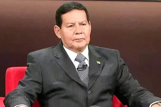 Mourão defende presidente da Petrobras e critica intervenção em preços