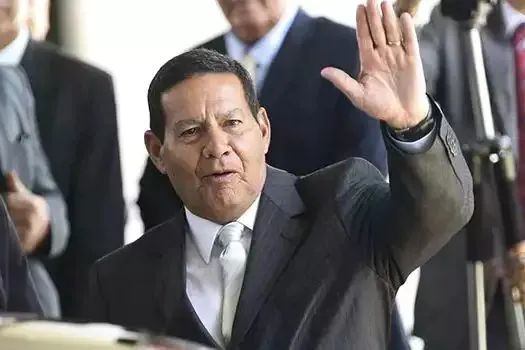 Mourão é criticado por ironizar apuração de crimes da ditadura militar