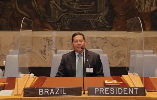 Mourão discursa sobre paz