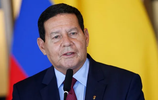 Mourão elogia indicado por Lula para a Defesa: ‘Um nome positivo para o cargo’