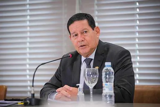 Mourão afirma que Brasil terá 150 milhões de vacinados até o fim de 2021 em palestra