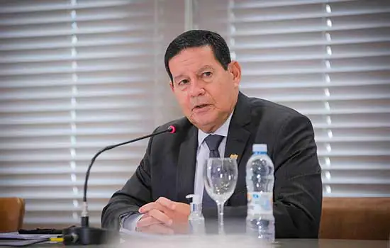 Mourão afirma que Brasil terá 150 milhões de vacinados até o fim de 2021 em palestra