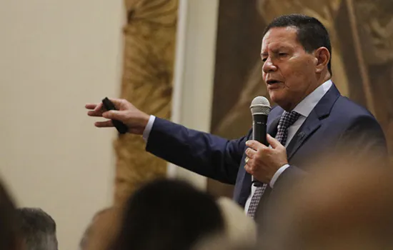 Mourão elogia Bolsonaro e diz que país é exemplo de proteção ambiental