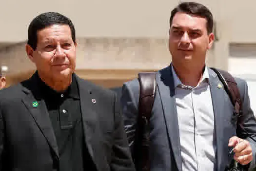 Assessor de Mourão é alvo de quebra de sigilo na investigação de Flávio Bolsonaro