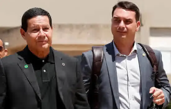 Assessor de Mourão é alvo de quebra de sigilo na investigação de Flávio Bolsonaro