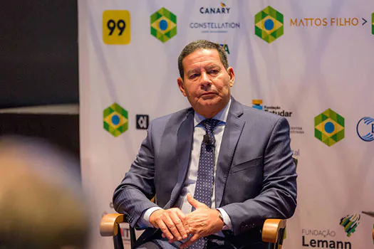 Com senadores americanos, Mourão é questionado se Bolsonaro é um democrata