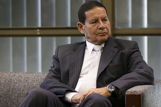 ‘Manteremos a posição’, diz Mourão, presidente em exercício