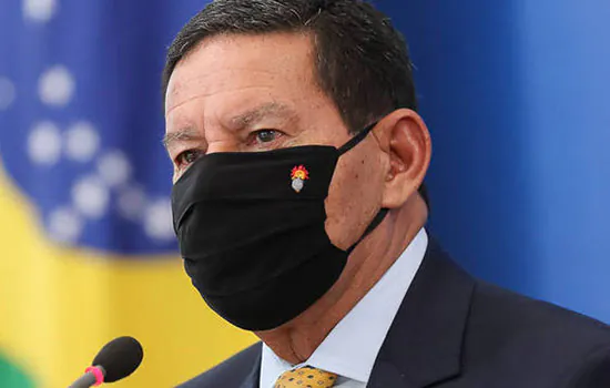 Mourão afirma que Bolsonaro não tem condições de controlar tudo e defende Barros