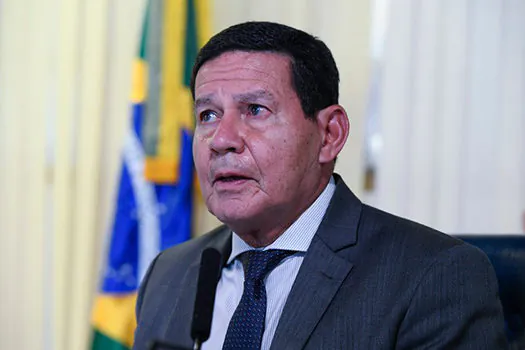 Após bronca de Bolsonaro, Mourão assume documento e diz que se ‘penitencia’ por vazamento