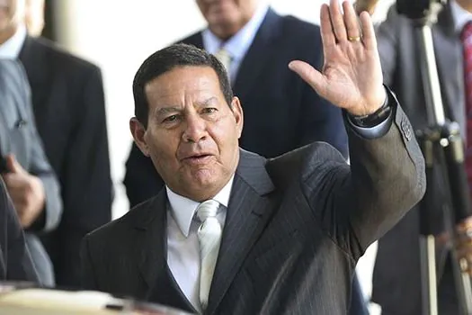 Presidente em exercício, Mourão diz que vai ‘tocar a bola para o lado’