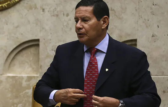 Mourão diz ser contra acúmulo de salários de militares acima do teto