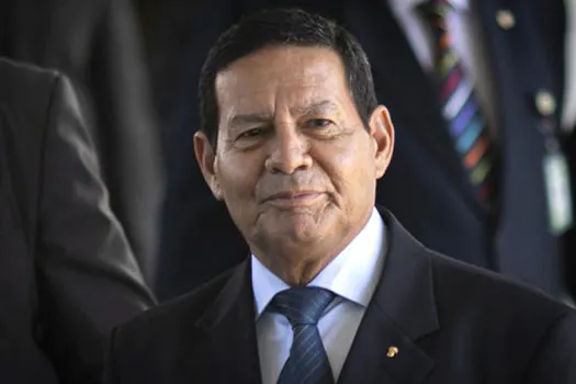 Papa e igreja não são inimigos do governo brasileiro, diz Mourão