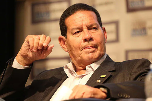 Sem Bolsonaro, Mourão comandará reunião ministerial nesta terça