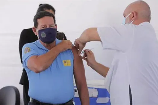 Mourão é vacinado com primeira dose da Coronavac em Brasília_x000D_