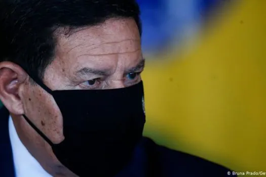 Única saída é vacinar todo mundo, o resto é paliativo’, diz Mourão