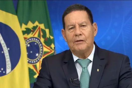 ”Brasil muda de governo, mas não de regime”, diz Mourão em pronunciamento