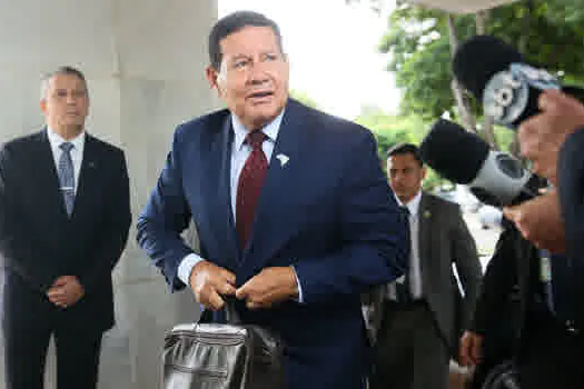 Mourão ‘bombeiro’ faz contraponto a Bolsonaro e ganha espaço na ala militar