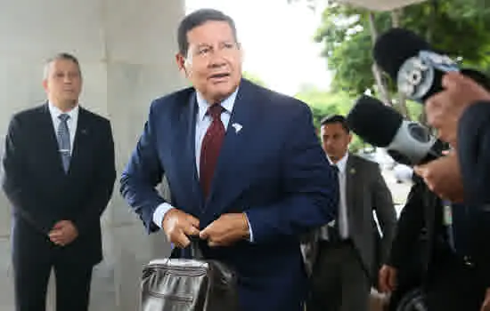 Mourão ‘bombeiro’ faz contraponto a Bolsonaro e ganha espaço na ala militar