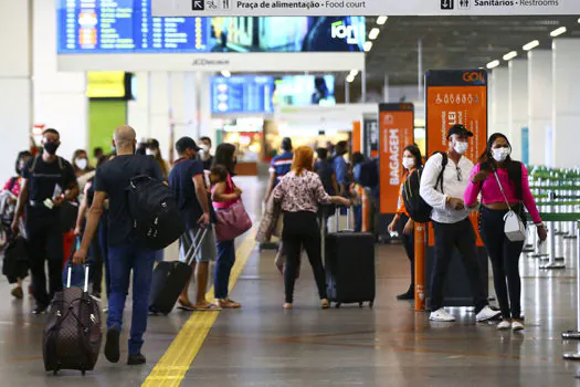 Transporte aéreo puxa alta do setor de serviços em junho