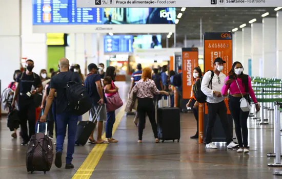 Passageiros reclamam de atrasos e dificuldades em aeroportos