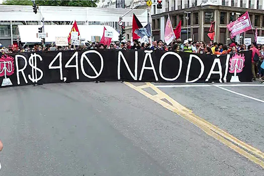 Manifestantes protestam contra reajuste de passagens em SP