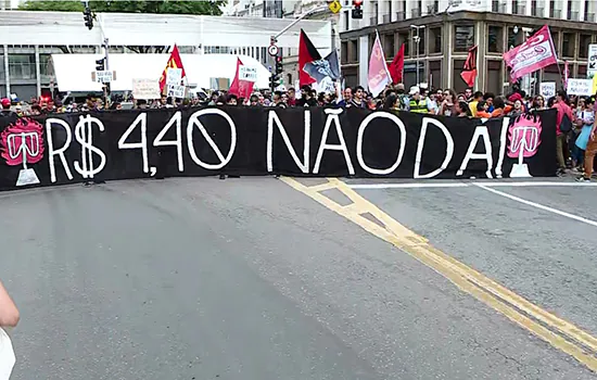 Manifestantes protestam contra reajuste de passagens em SP