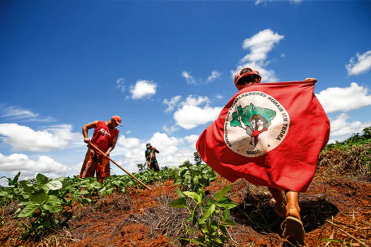 MST pressiona e governo promete ‘assentamentos emergenciais’ no País