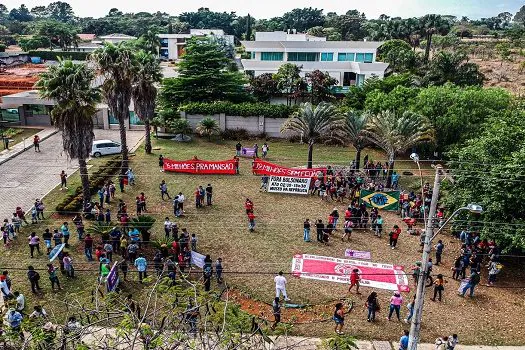 MTST protesta em frente à casa de Flávio Bolsonaro, em Brasília