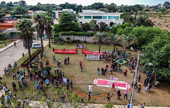 MTST protesta em frente à casa de Flávio Bolsonaro