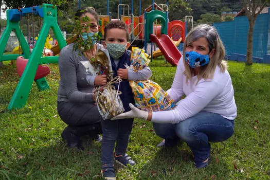 Alunos de Ribeirão Pires recebem mudas de árvores no programa “Aprendendo em Casa”