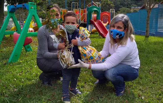 Alunos de Ribeirão Pires recebem mudas de árvores no programa “Aprendendo em Casa”