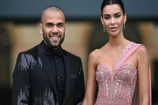 Mulher de Daniel Alves indica fim de casamento: ‘Eu o amo, mas amo mais a mim’