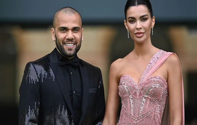 Mulher de Daniel Alves indica fim de casamento: ‘Eu o amo