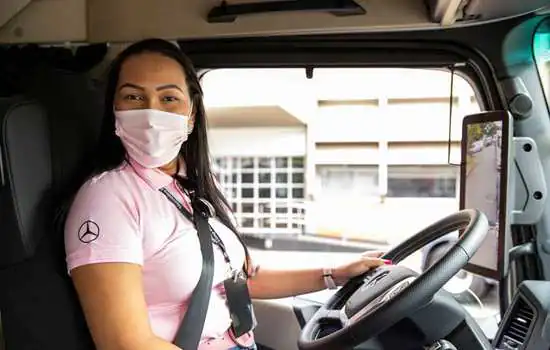 Mercedes-Benz celebra a transformação da vida de 30 mulheres que sonham ser caminhoneiras