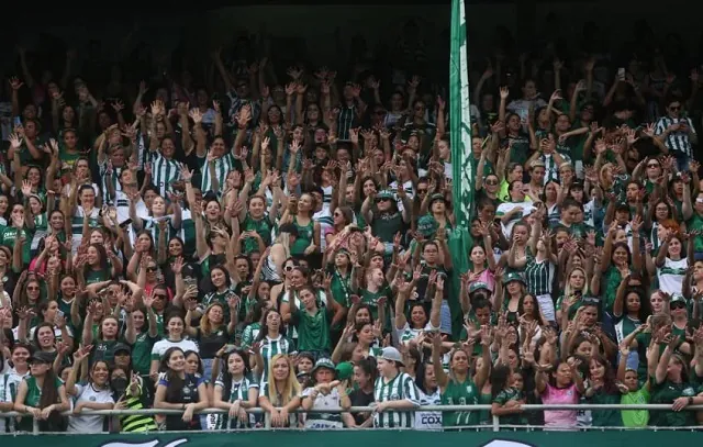 Jogo do Coritiba tem presença só de mulheres e crianças após medida judicial