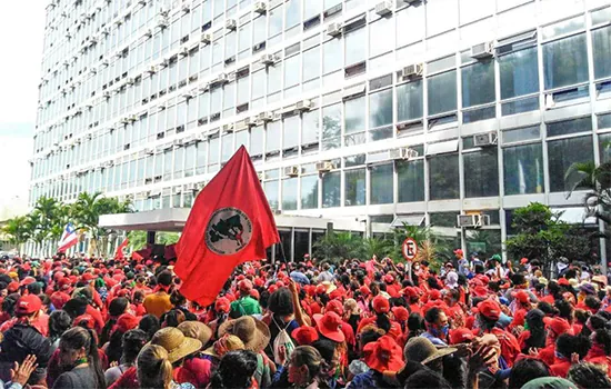 Grupo de mulheres ligado ao MST ocupa prédio da pasta da Agricultura